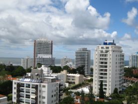 Piso alto a nuevo c/ piscina y parrill, Punta del Este