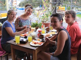 Erupción Art Hostel, Baños